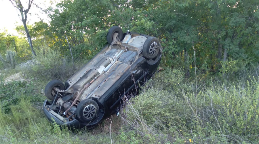Homem fica ferido após carro capotar entre Santa Luzia e Várzea nesta terça (11)