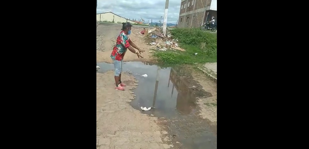 “Joaninha” grava vídeo e faz apelo à Prefeitura de Patos para conserto de galeria estourada na Rua do Meio. Veja