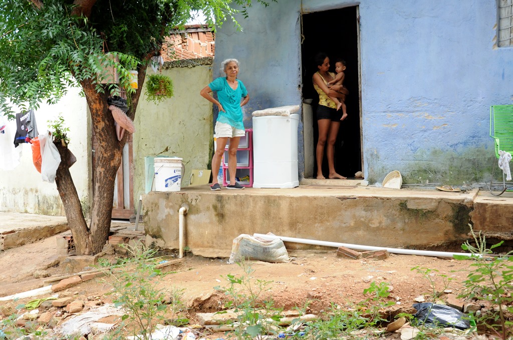 “A gente tá sem bujão e a comida é pouca para nós”, relata jovem mãe que pede ajuda na cidade de Patos