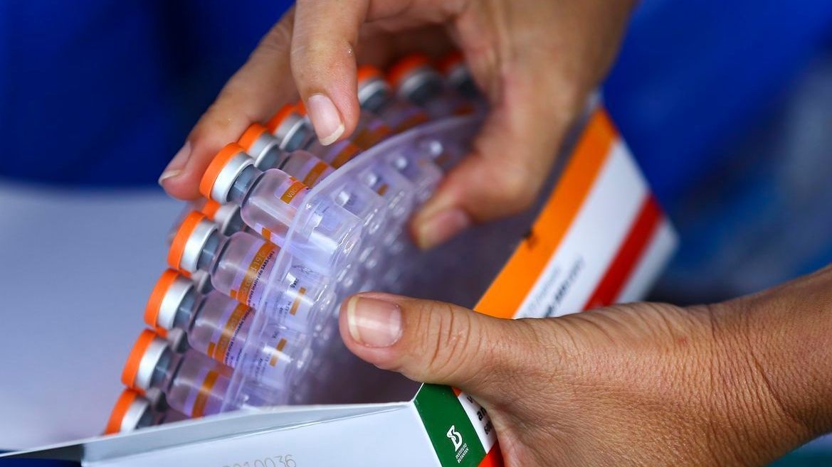 Novo lote de vacinas contra a covid-19 começa a ser distribuído nesta quinta-feira (13)