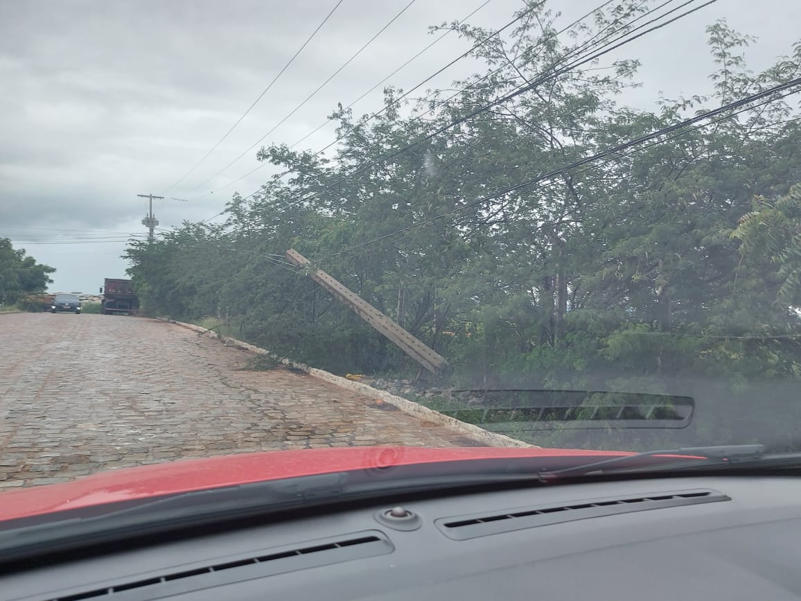 Poste está inclinado e pode desabar no Luar de Angelita, em Patos