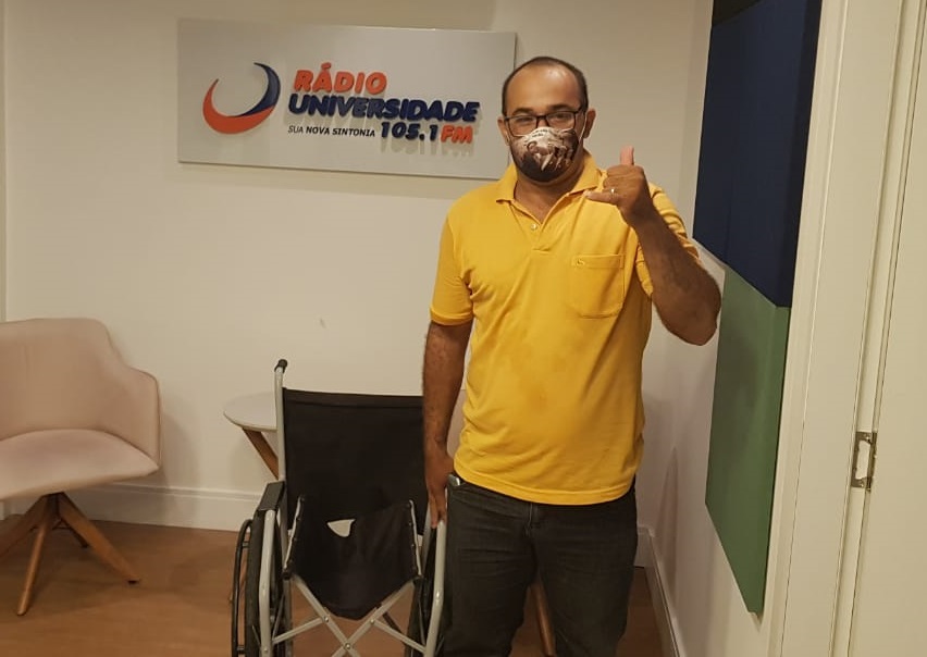 Mais duas cadeiras de rodas são doadas através do projeto Mão Amiga da rádio Universidade FM