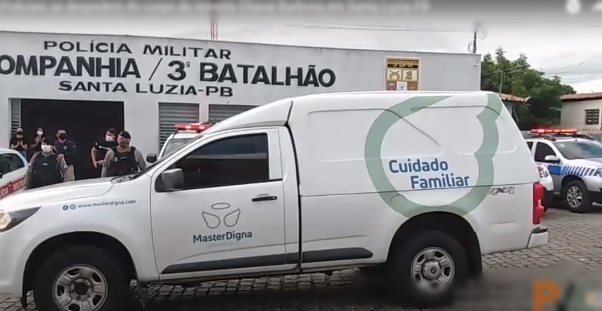 Policiais, amigos e familiares se despedem do corpo do tenente da PM, Elianai Barbosa