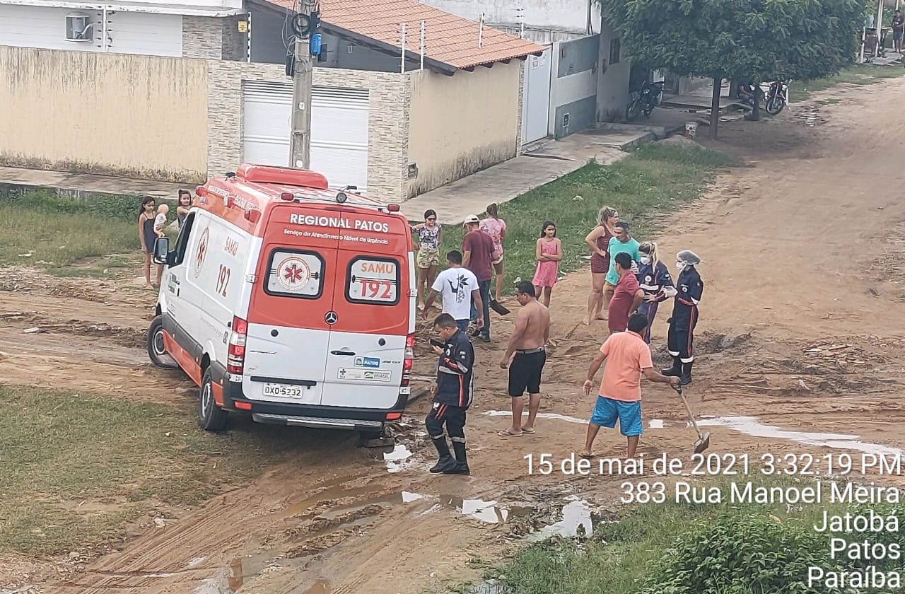 SAMU de Patos tenta atender ocorrência, mas lama e esgoto em rua impedem. Veja o vídeo