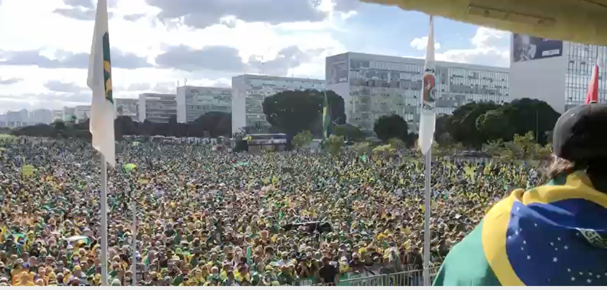 Em apoio ao governo, manifestantes pedem fim das medidas de isolamento e a adoção do voto impresso nas eleições de 2022