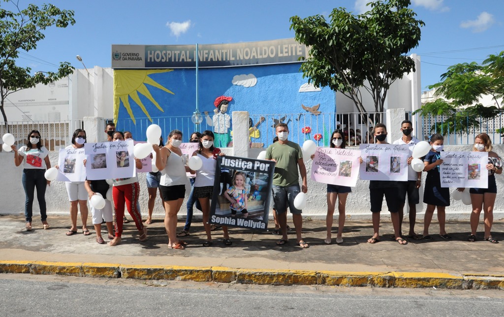 Familiares se unem no ato “Justiça por Sofia” em frente ao Hospital Infantil Noaldo Leite, em Patos