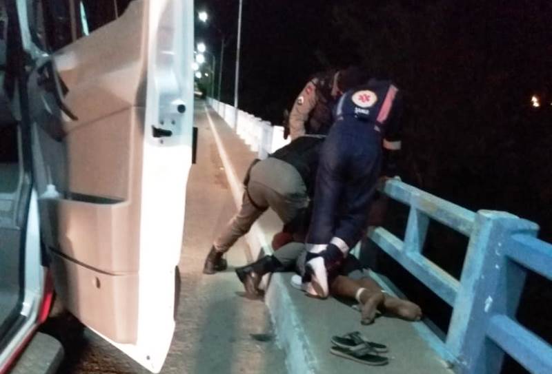 Equipe do SAMU evita que homem se jogue da Ponte do São Sebastião, em Patos