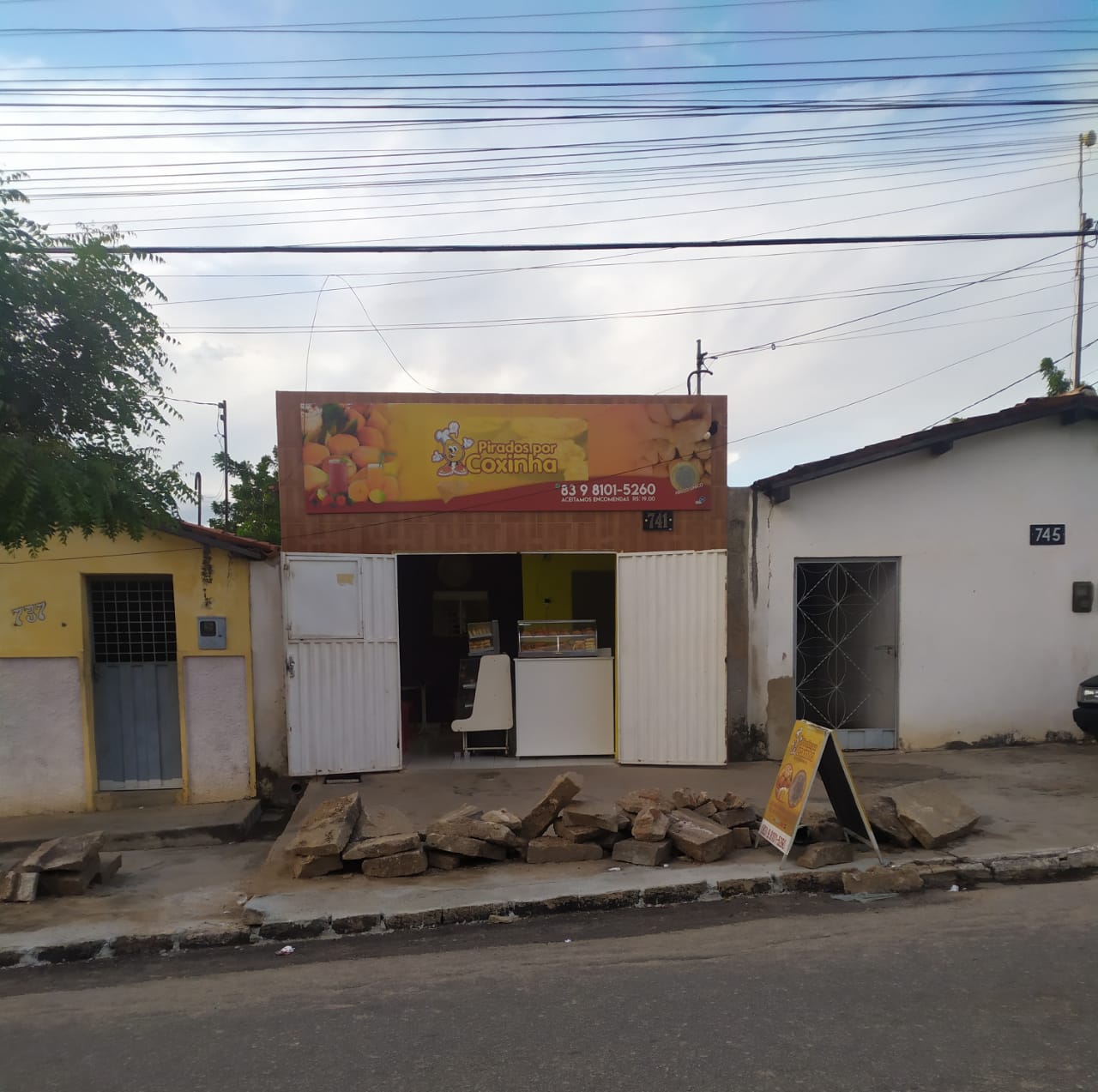 Moradores da Rua Antônio Félix cobram retirada de pedras de uma calçada, após realização de serviço por parte da prefeitura