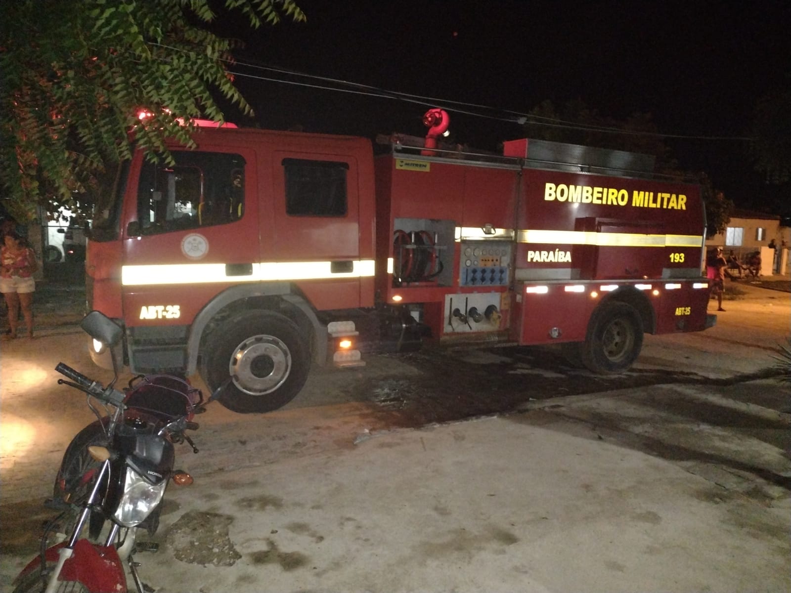 Bombeiros combatem fogo em residência no bairro do Jatobá em Patos