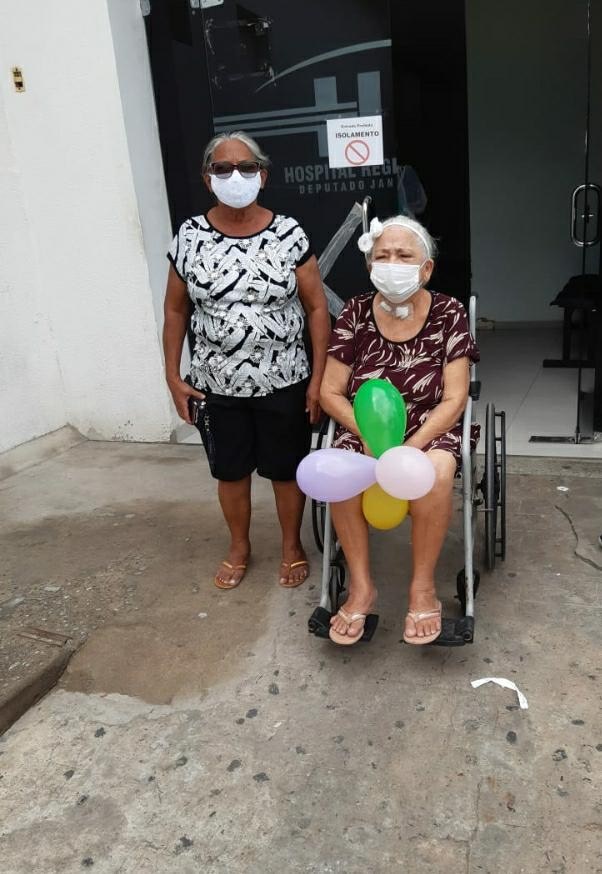 Idosa com comorbidades que passou mais de dois meses internada no setor Covid do Hospital de Patos recebe alta
