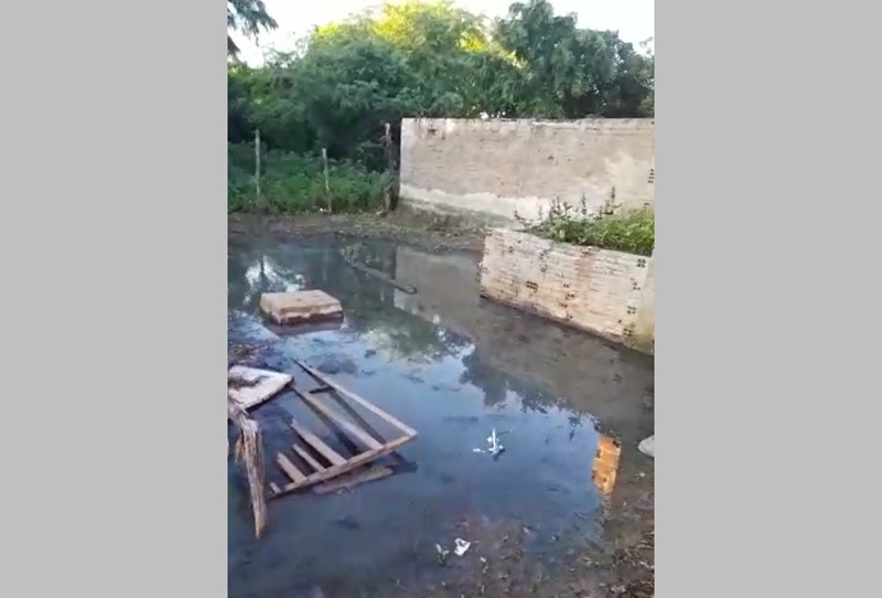 Vereador denuncia esgoto à céu aberto em São José de Espinharas. Veja o vídeo