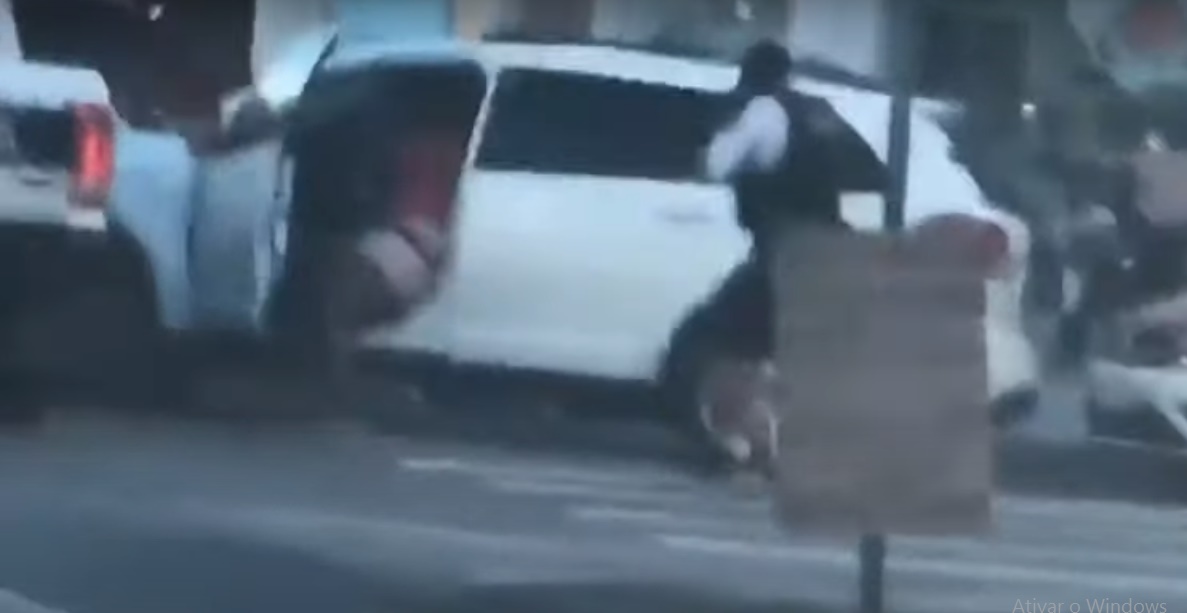 Polícia Militar resgata vítima rendida por bandido dentro de carro e tiroteio é registrado em avenida de João Pessoa