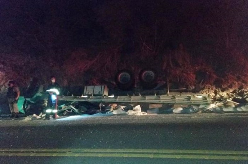 Caminhão tomba na Serra de Santa Luzia e motorista morre no local na noite desta terça (18)
