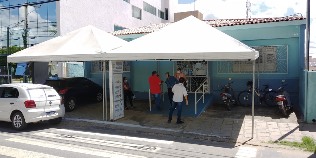 Ansiosos pela vacina em decorrência do atraso chegam mais cedo nos postos de saúde para receber 2ª dose da CoronaVac, em Patos