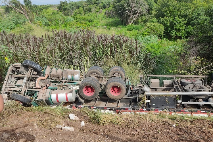 Carreta tomba em rodovia na região de Cajazeiras e milagrosamente motorista sai ileso