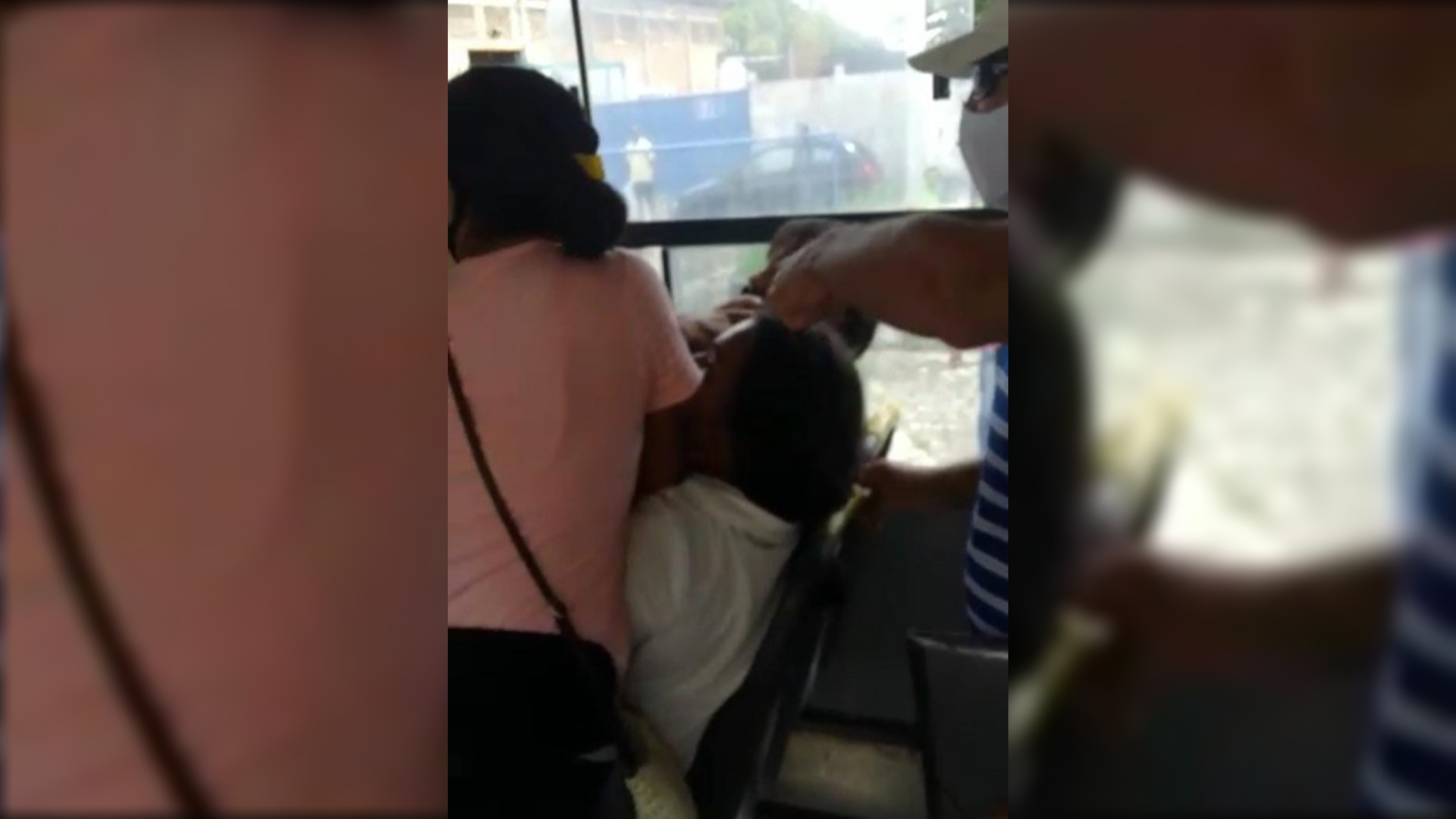 Homem tenta praticar assalto em ônibus e é rendido e agredido pelos passageiros, na Paraíba