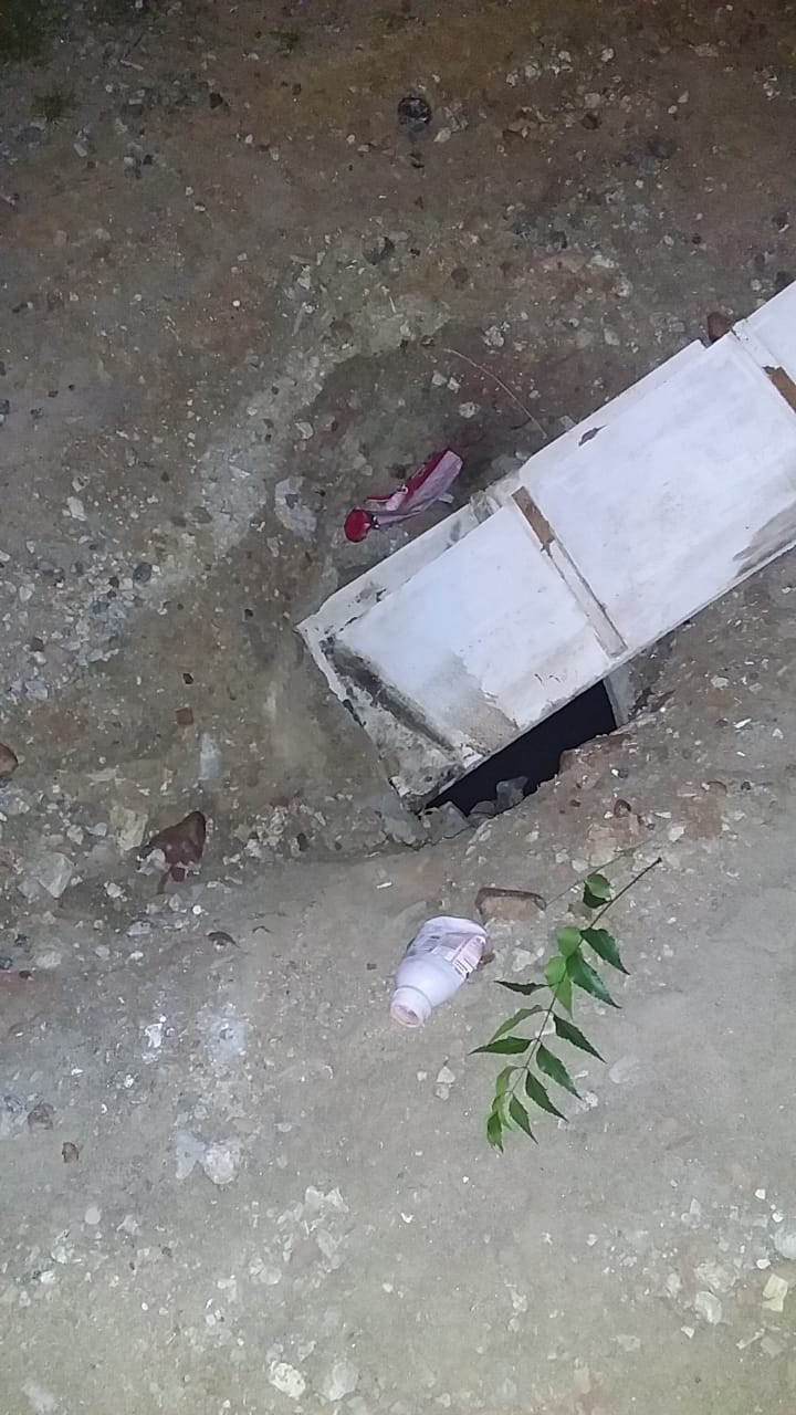 Em vídeo, moradores do bairro Santa Clara cobram conserto de galeria que está com um buraco aberto no meio da rua