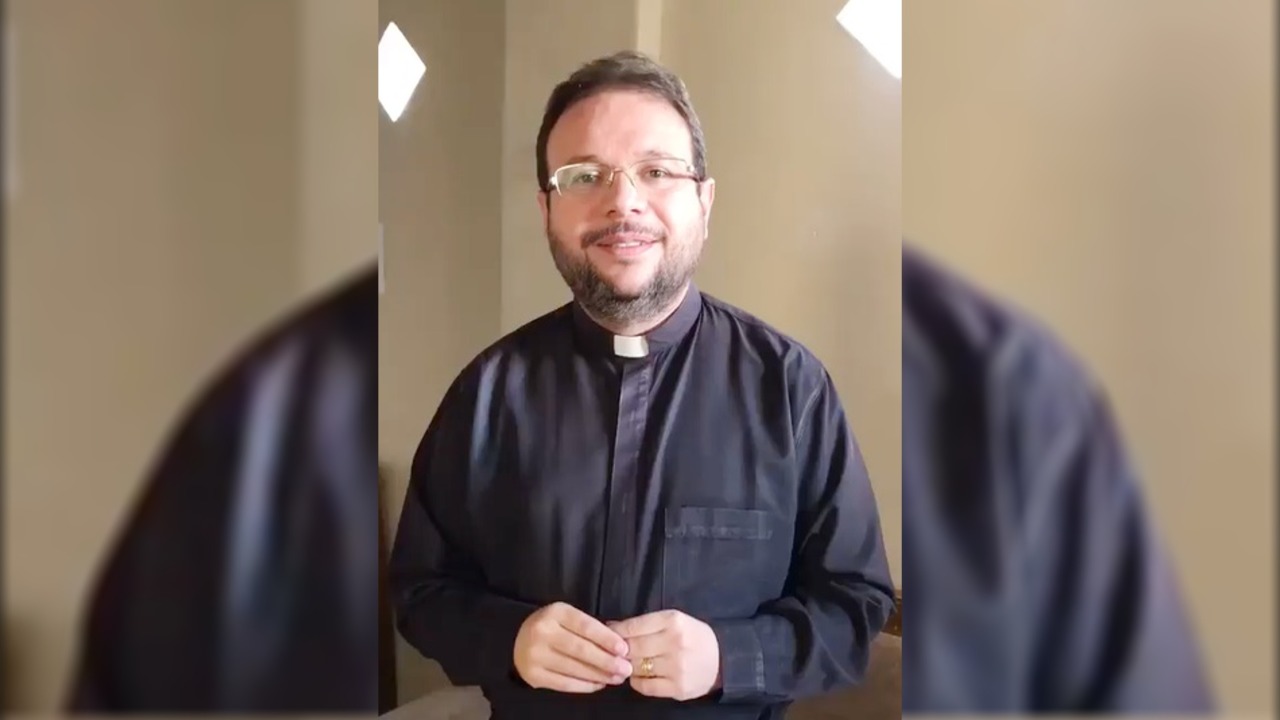 Em vídeo Padre Fabrício desmente que esteja pedindo dinheiro e faz alerta para que as pessoas não caiam em golpes. Veja