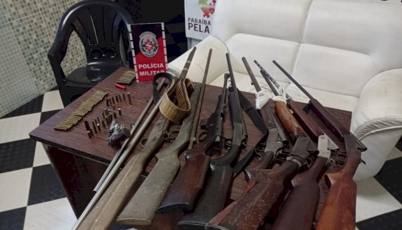 PM apreende armas de fogo em residência, durante ocorrência de Violência Doméstica no Vale do Piancó