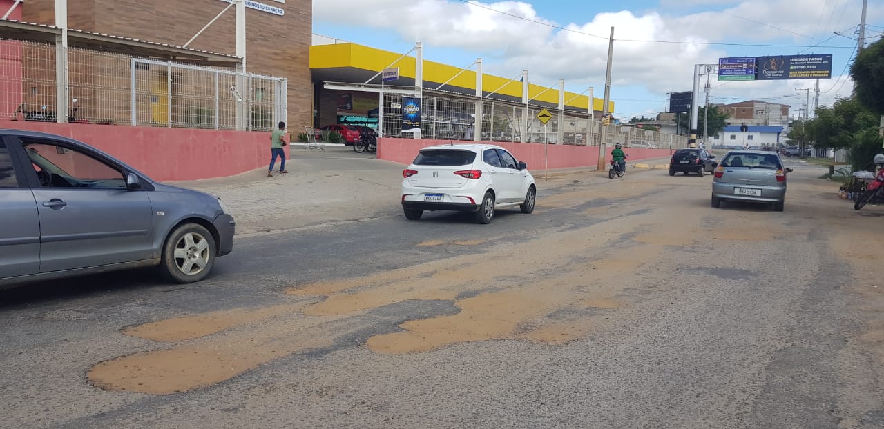 Vereador Jamerson pede interdição de rua esburacada e retomada de sentido dublo em via de acesso ao Jatobá