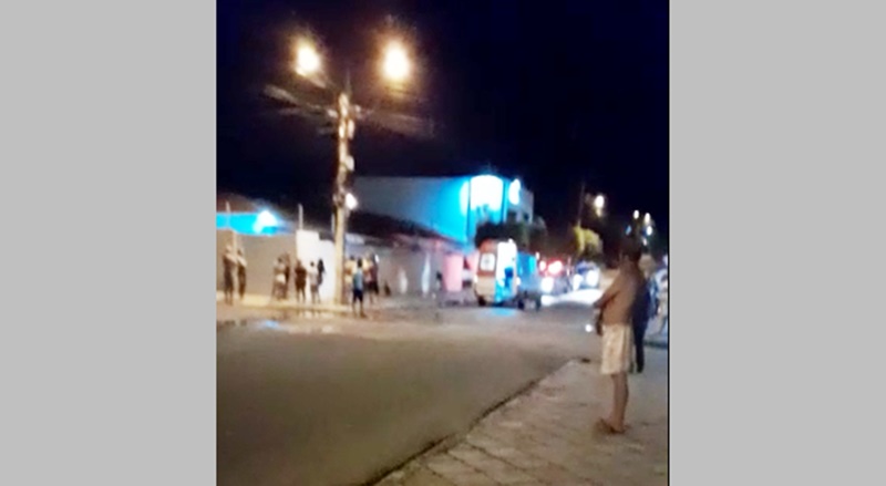 Jovem é alvejado a tiros na Rua Enaldo Torres na madrugada deste sábado (22) em Patos