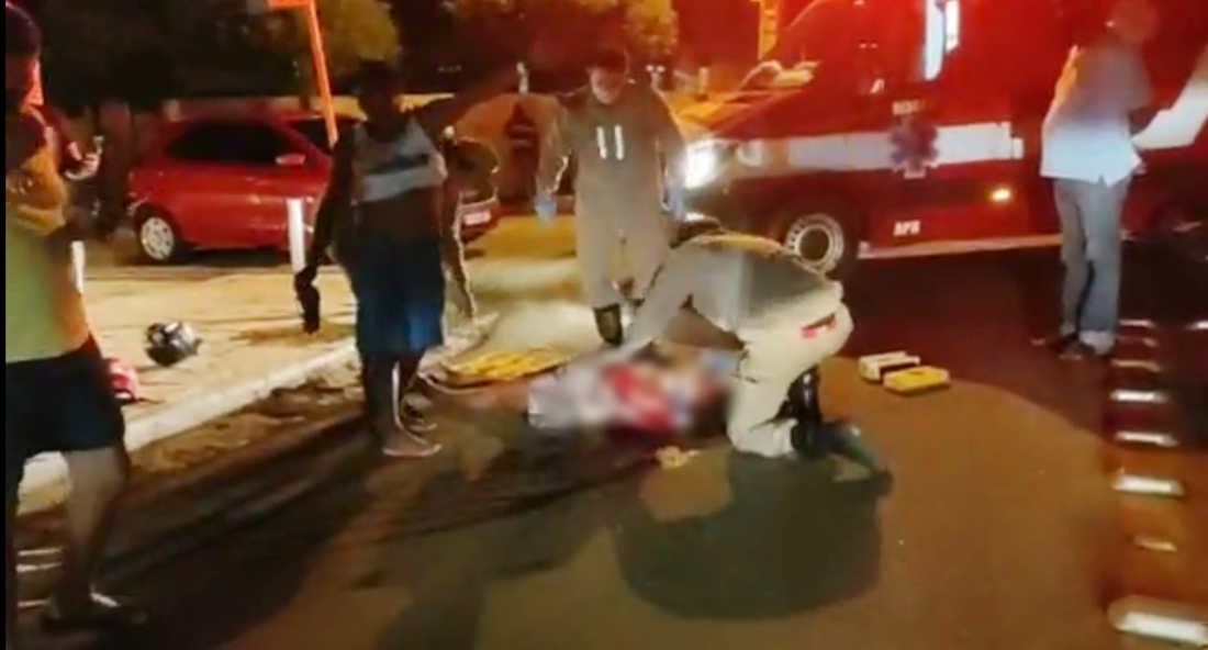 Colisão entre motocicletas deixa feridos em Patos na noite deste domingo (23). Veja o vídeo