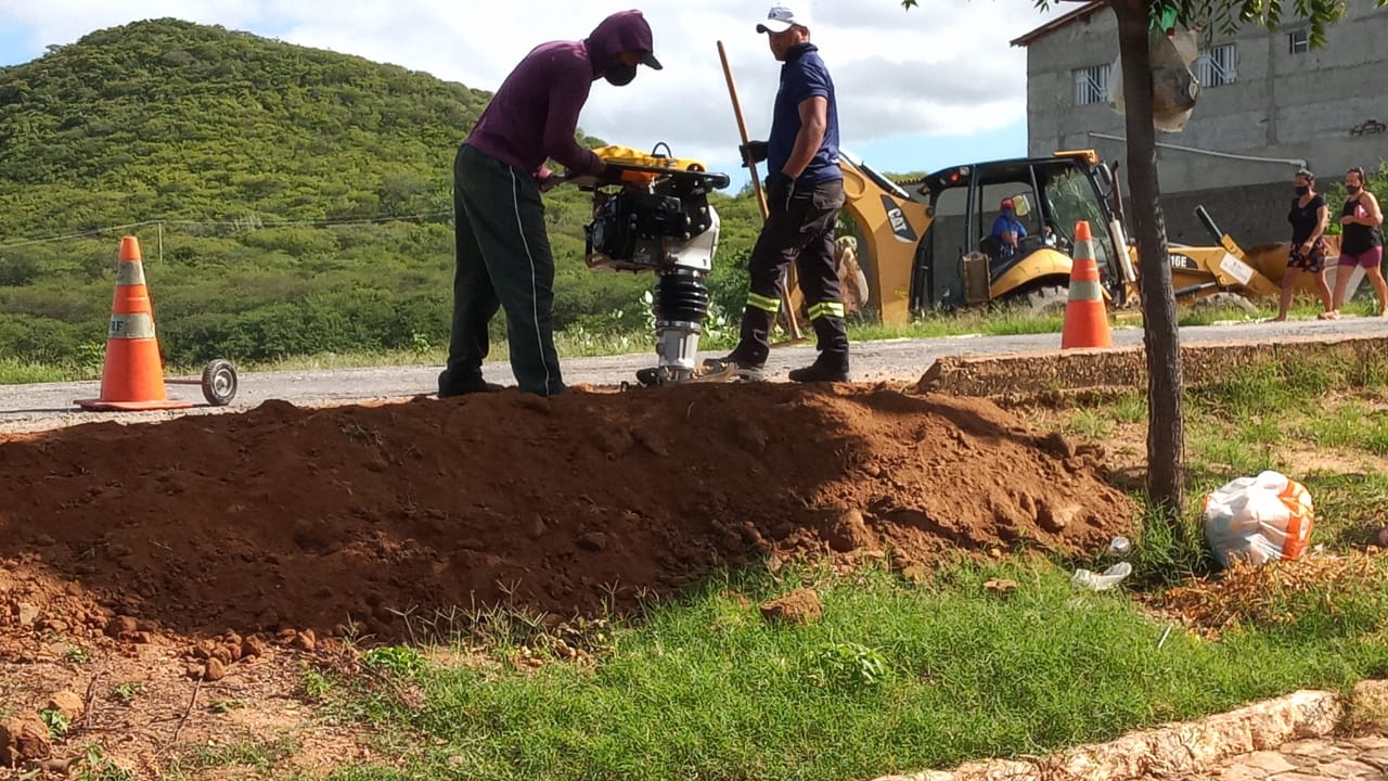 Prefeitura de São José do Bonfim realiza serviço de restauração de meio fio e executa Operação Tapa Buracos