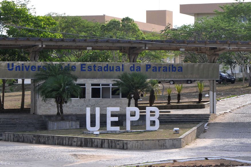 Em Patos, universitário da UEPB convida colegas para eleições do Diretório Central dos Estudantes