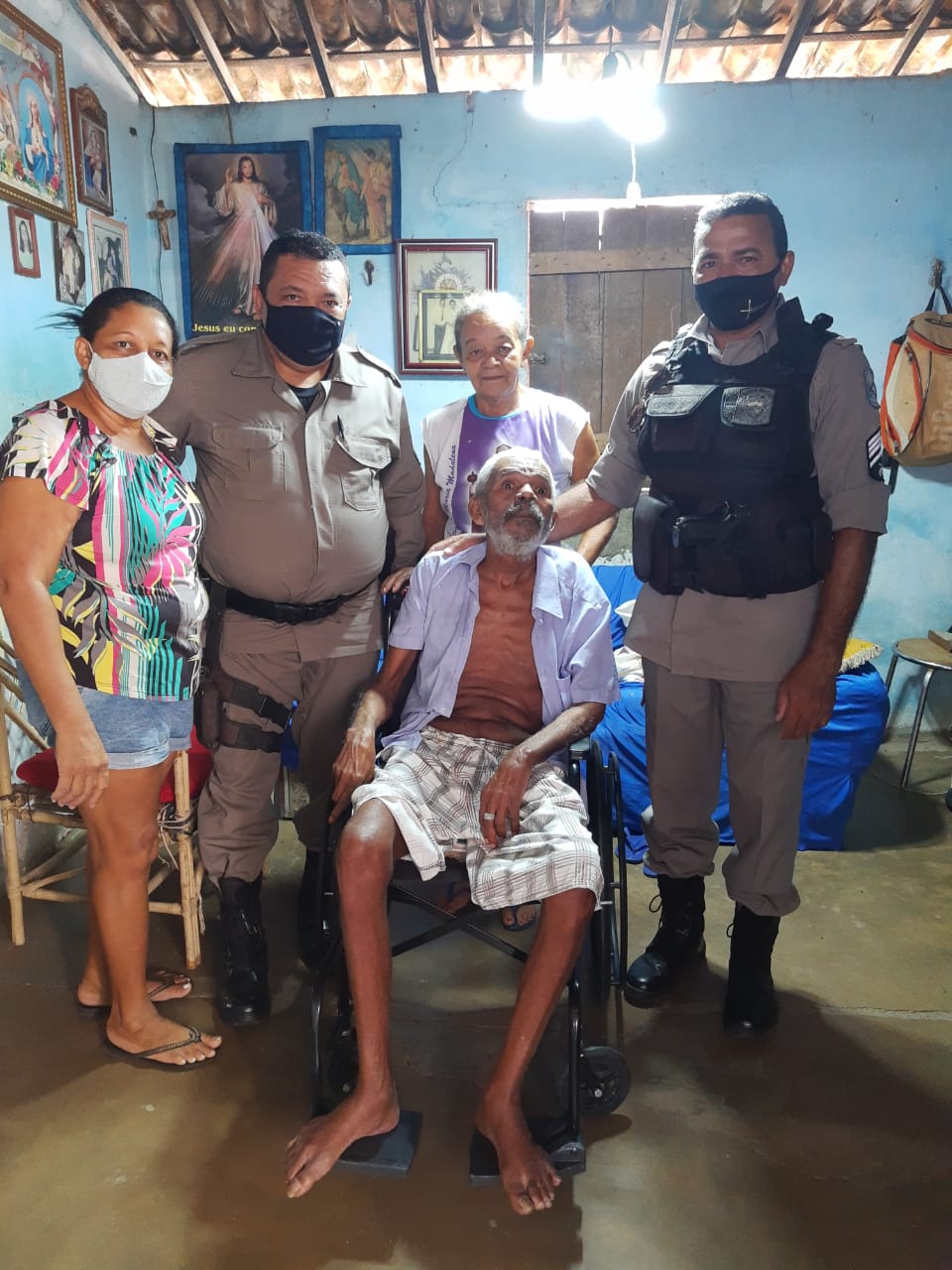 Poeta João Domingos recebe cadeira de rodas após mobilização de amigos