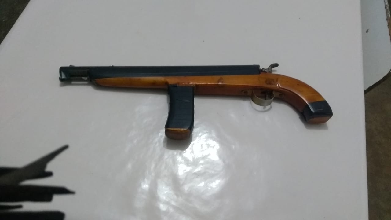 Dupla é detida com arma de fogo e em motocicleta adulterada em Santa Terezinha-PB na noite desta quarta (26)