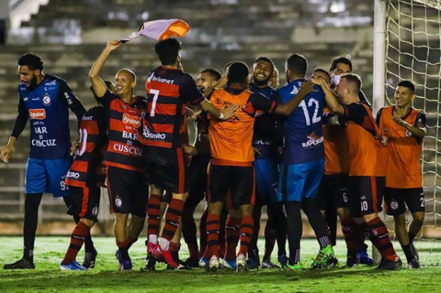 Mauro Iguatu pega dois pênaltis e garante o Campinense nas semifinais do Paraibano contra o Botafogo-PB
