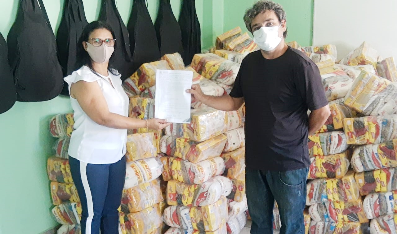 Prefeitura de São José do Bonfim distribui cestas básicas chegadas do Governo Estadual