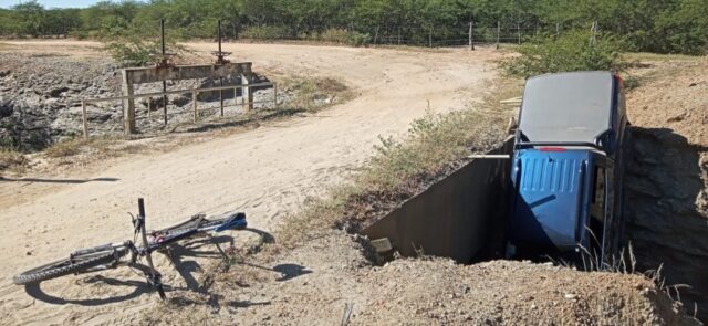 Empresário de Patos se envolve em acidente e carro cai no Canal da Farinha neste domingo (30). Veja o vídeo
