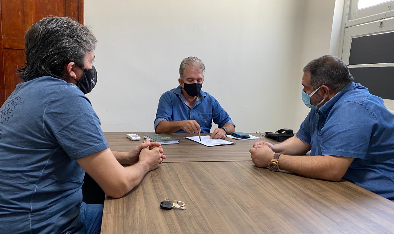 Prefeitura de Patos e ONG Adota Patos firmam parceria para início do programa de castração e controle de zoonoses