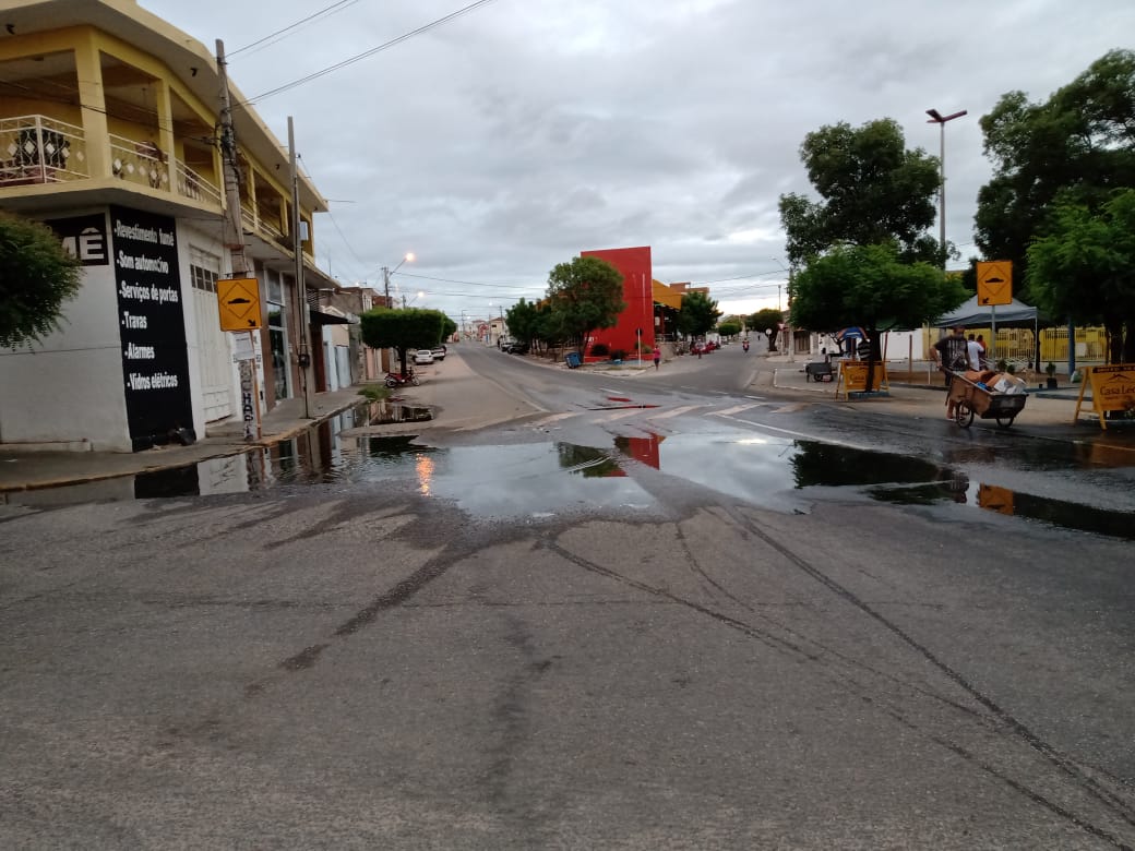 Cano estourado da Cagepa desperdiça água potável na Rua Pedro Firmino