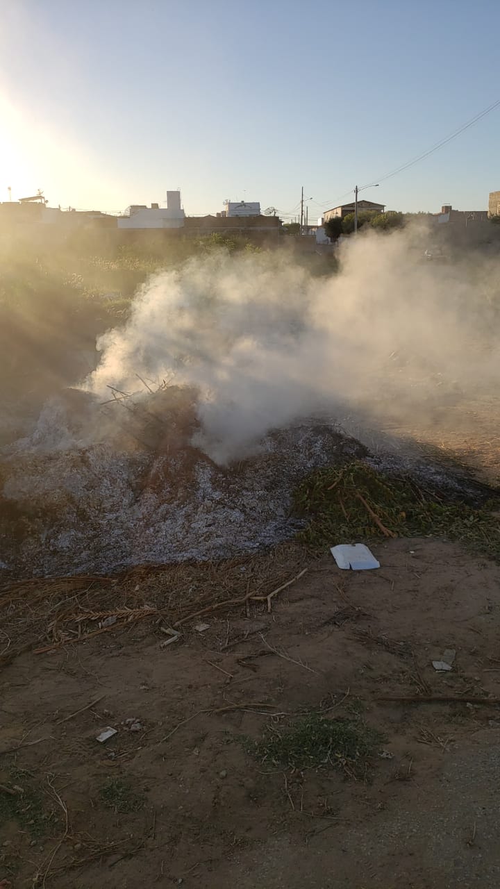 Moradores do Novo Horizonte denunciam queima de lixo acumulado no Canal do Frango