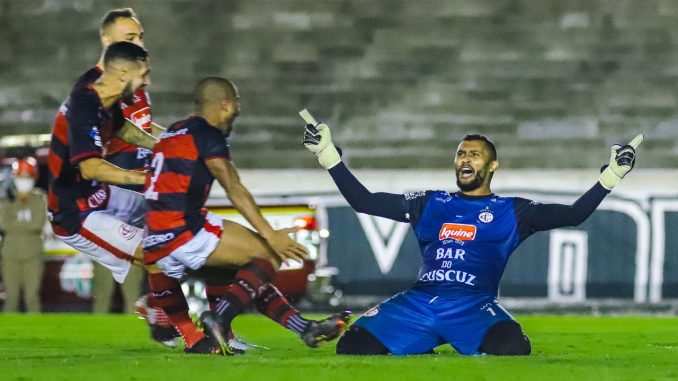 Mauro Iguatu brilha novamente, Campinense bate Botafogo-PB nos pênaltis e vai para a decisão