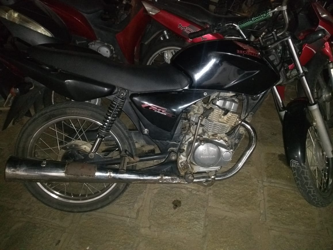A Polícia Militar apreende motocicleta com restrição de roubo/furto na cidade de Santa Luzia-PB