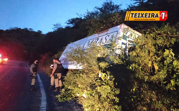 Caminhão-baú tomba na Serra do Teixeira. Motorista conta como foi o acidente. Veja o Vídeo