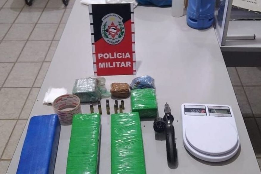 Suspeito de tráfico de drogas morre e casal é preso em ação da polícia no Sertão