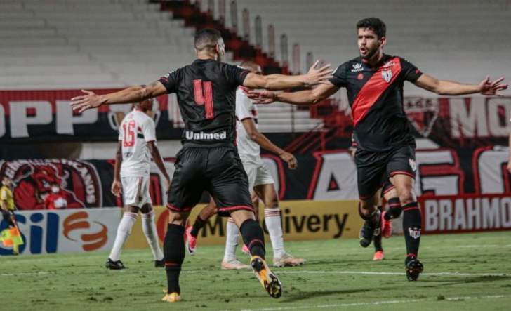 BRASILEIRÃO: Atlético-GO lidera, Santos vence e RB Bragantino empata com Bahia
