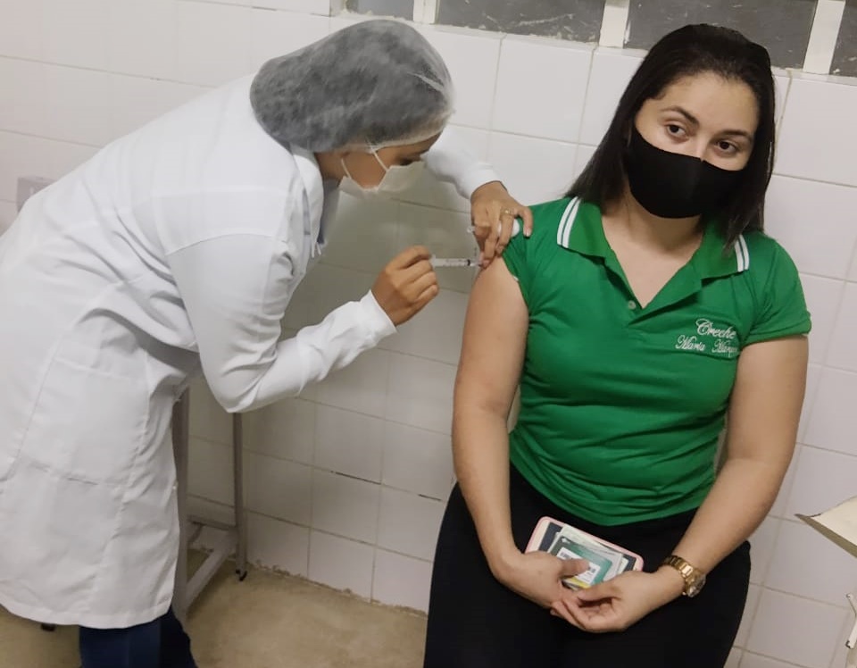 Profissionais da Educação são imunizados em São José do Bonfim