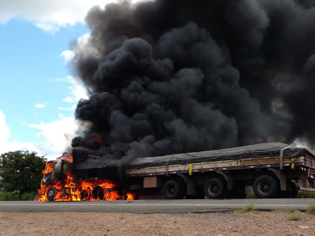 Caminhão pega fogo no Sertão e imagens assustam