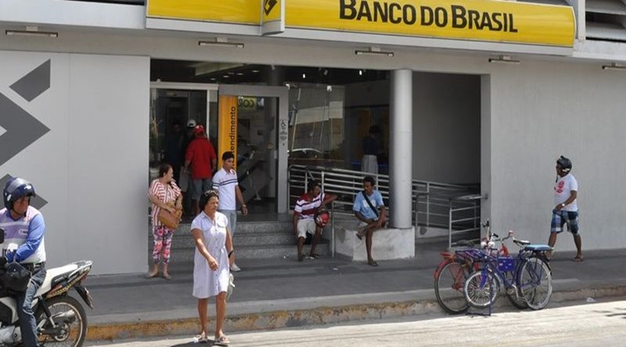Agência do Banco do Brasil de Patos registra aglomeração na manhã desta segunda (7), e população reclama
