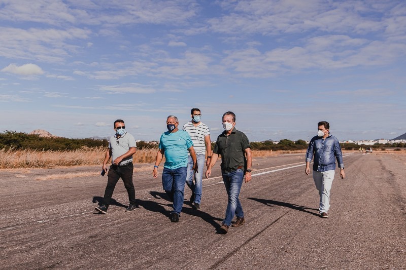 Prefeito de Patos acompanha início dos trabalhos de preparação do Aeroporto