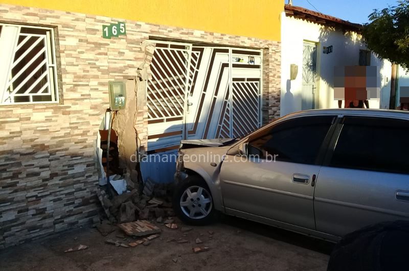 Motorista perde controle de veículo e colide com casa no Vale do Piancó