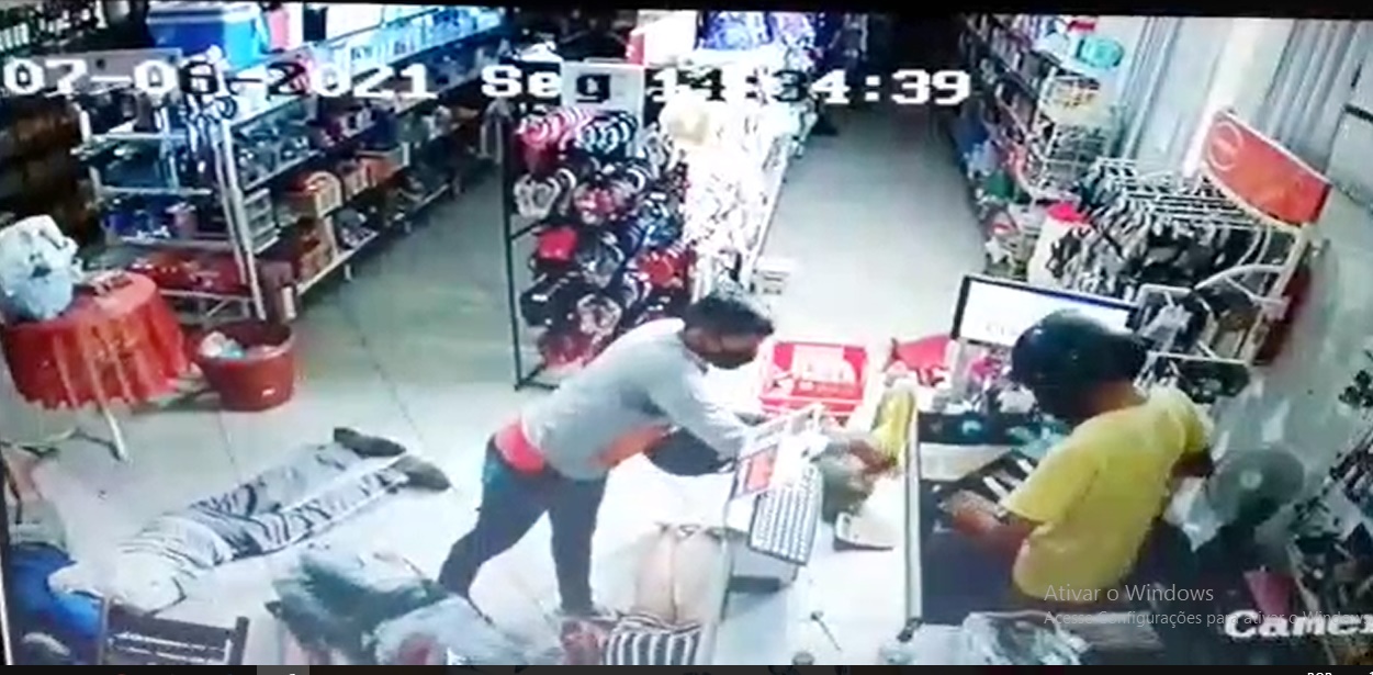 Bandidos armados fazem refém e assaltam mercadinho em S.J de Espinharas nesta segunda (07). Câmeras registram tudo. Veja