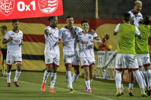 Série B: Náutico vence Vitória e no Barradão e divide liderança com o Brusque