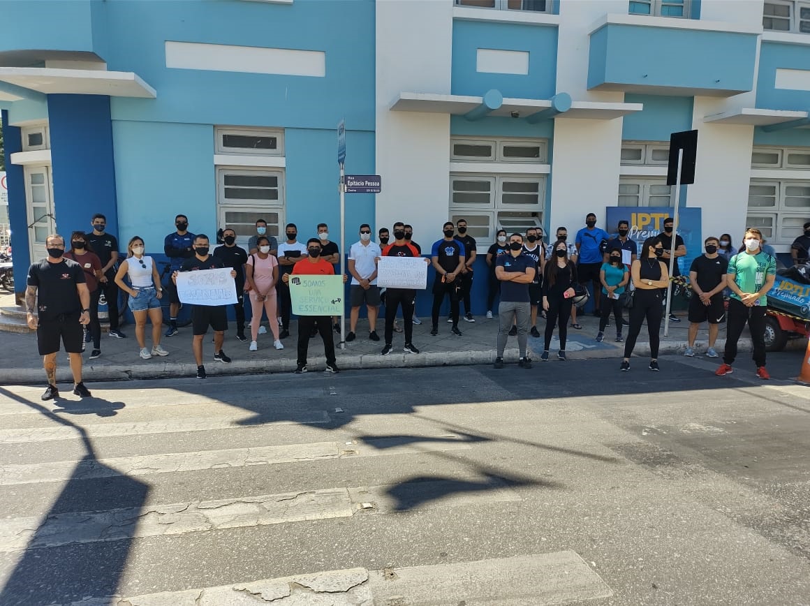 Profissionais de educação física de Patos protestam em frente à Prefeitura contra novo decreto proibindo atividade