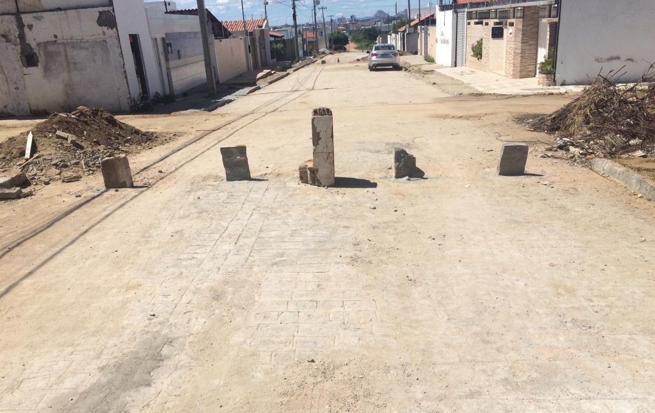 Impasse em Patos: Empresa que realiza pavimentação fecha rua, e moradores reclamam que ficaram isolados sem poder transitar